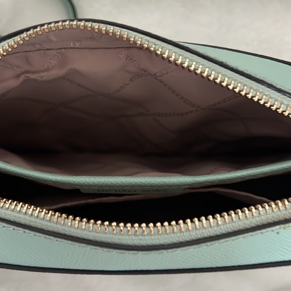 Beautiful Michael Kors Crossbody Bag - Picture 8 of 8